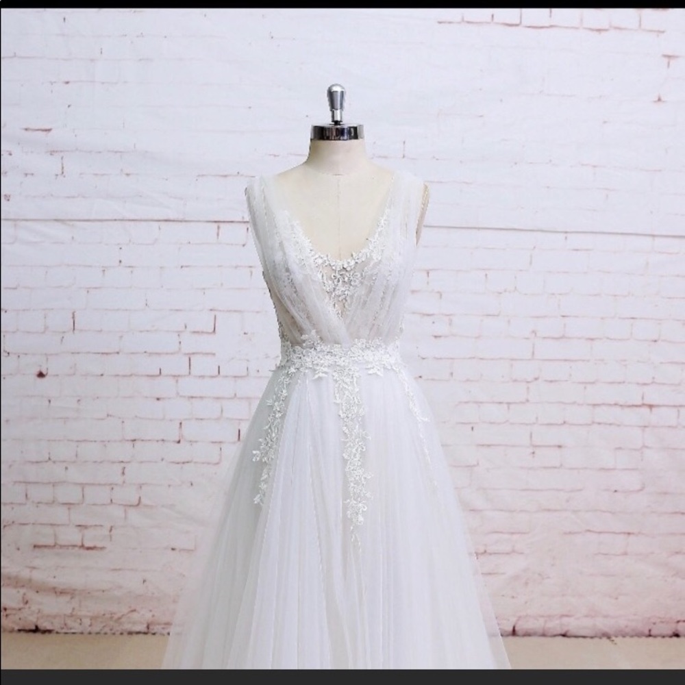 Wedding dress - Picture 2 of 8
